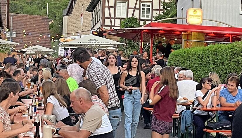 Bestens besucht war das 41. "Aldegraudener" Straßenfest in der Kirchgasse. Neben dem reichhaltigen kulinarischem Angebot gab es auch Livemusik.
Fotos: Renate Väisänen