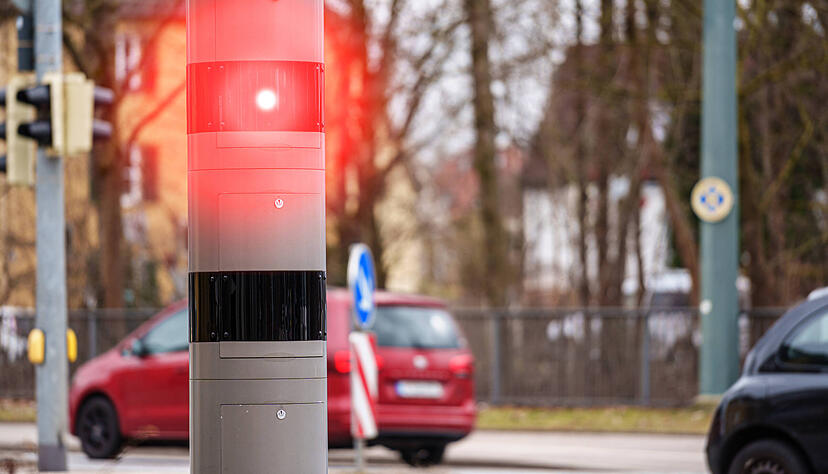 Eine Blitzersäule zur Verkehrsüberwachung. Eine Blitzersäule zur Verkehrsüberwachung.
