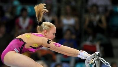 Anja Brinker turnt ihre &Uuml;bung am Stufenbarren.