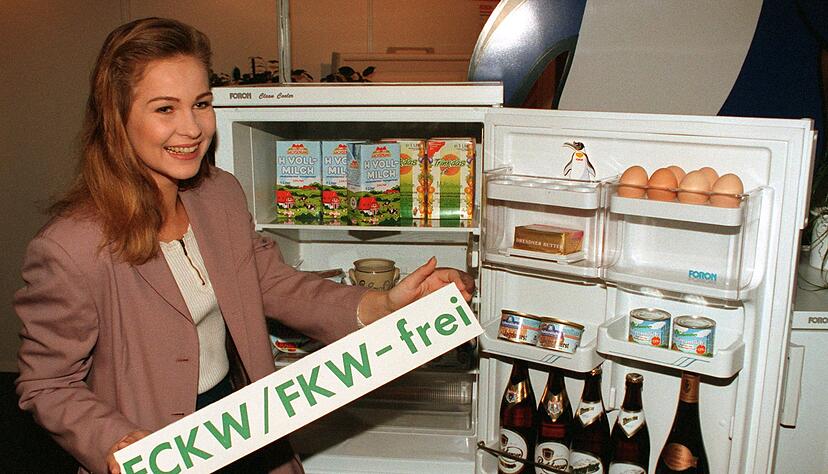 Im Februar 1993 in Köln wurde der erste FCKW/FKW-freie Kühlschrank präsentiert. Im Februar 1993 in Köln wurde der erste FCKW/FKW-freie Kühlschrank präsentiert.
