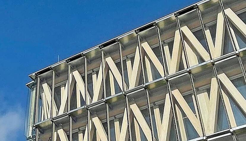 Die Innovationsfabrik kurz vor der Fertigstellung. Auff&auml;llig ist das Holztragwerk, das Waechter + Waechter Architekten aus Darmstadt hier eingeplant hat.