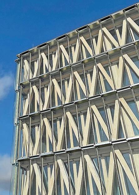 Die Innovationsfabrik kurz vor der Fertigstellung. Auff&auml;llig ist das Holztragwerk, das Waechter + Waechter Architekten aus Darmstadt hier eingeplant hat.