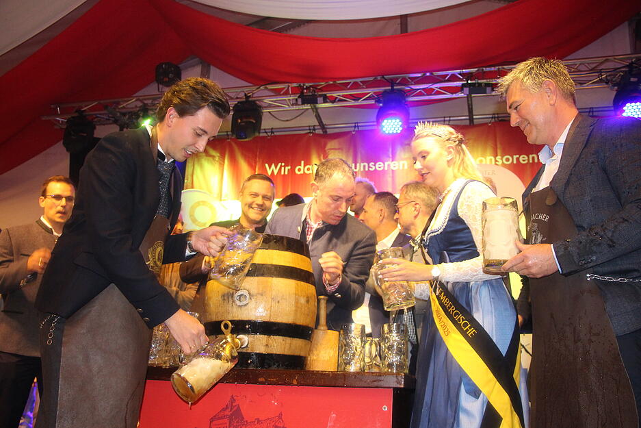 Mulfingens Bürgermeister Sören Döffinger war beim Fassanstich im Festzelt gefordert.