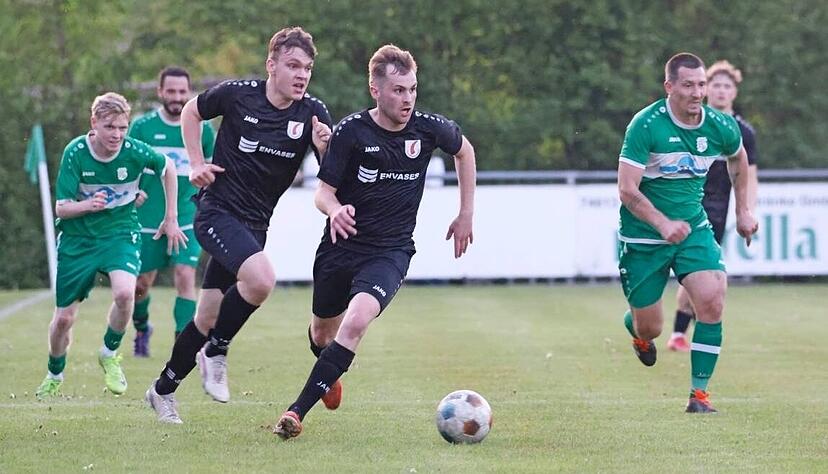 Jann Baust (am Ball) wechselt zur n&auml;chsten Saison vom Bezirksligisten TSV Pfedelbach zum Landesligisten TSG &Ouml;hringen.