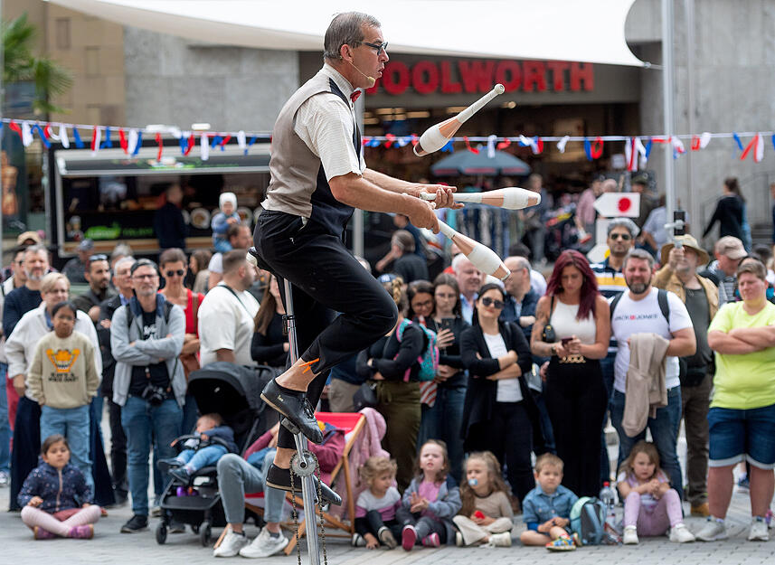 17.05.2025: Beim Stra&szlig;enkunst-Festival in Heilbronn begeistern 15 nationale und internationale K&uuml;nstler Gro&szlig; und Klein mit Akrobatik, Clownerie und Musik in der Innenstadt.