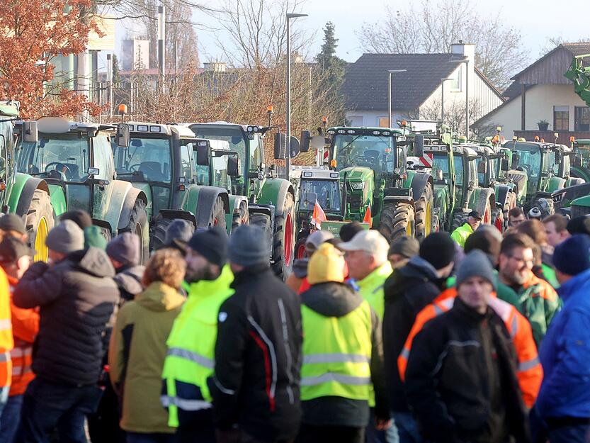 Die Landwirte kommen vor der Lidl-Zentrale ins Gespräch. Die Landwirte kommen vor der Lidl-Zentrale ins Gespräch.
