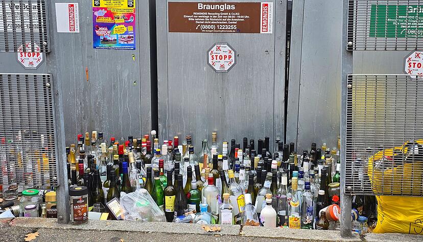 Die Glascontainer am Heilbronner Käthchenhof bieten Anfang dieser Woche keinen schönen Anblick. Die Glascontainer am Heilbronner Käthchenhof bieten Anfang dieser Woche keinen schönen Anblick.