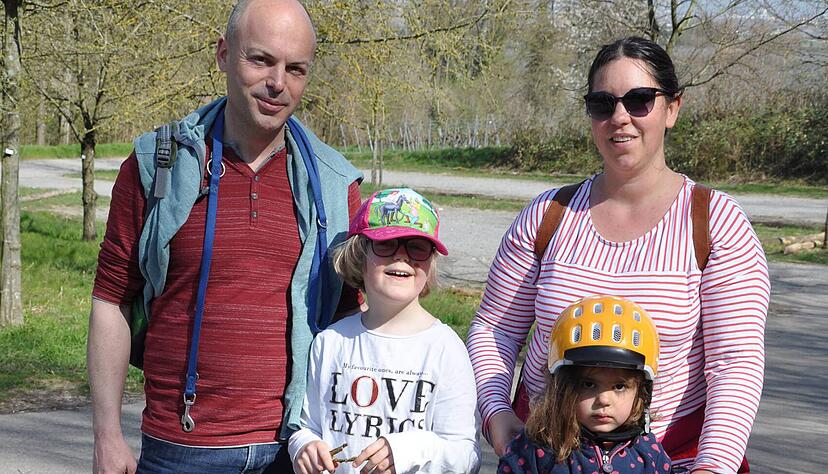 Familie Krone aus Sinsheim nutzt das Wetter für einen Spaziergang.