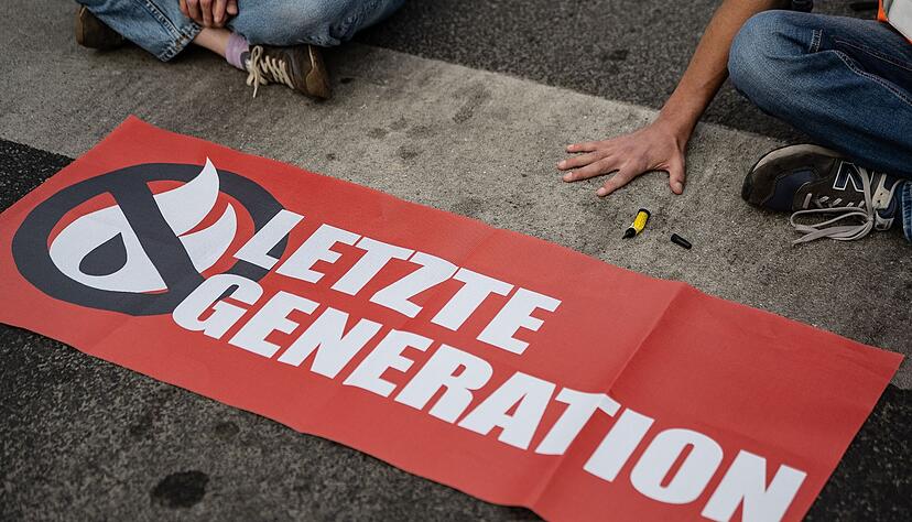 Ein Aktivist der Gruppe &laquo;Letzte Generation&raquo; blockiert eine Kreuzung.
