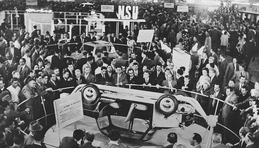 Zusammengestellt von Archiv und Dokumentation der Heilbronner Stimme 
Als Attraktion entpuppt sich im September 1957 die Vorstellung des neuen NSU-Prinz bei der IAA in Frankfurt. In turbulenten Bewegungen nach Art eines Festtagsbratens wird das Auto tagein, tagaus gedreht und gewendet.