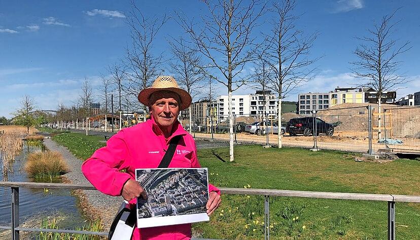 Stadtführer Reinhold Schmidt zeigt, wie es in naher Zukunft einmal im Neckarbogen auf dem ehemaligen Buga-Gelände aussehen soll.
Foto: Franziska Bänsch Stadtführer Reinhold Schmidt zeigt, wie es in naher Zukunft einmal im Neckarbogen auf dem ehemaligen Buga-Gelände aussehen soll.
Foto: Franziska Bänsch