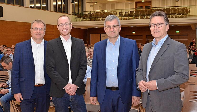 Standen Rede und Antwort (von links): Klaus Mandel, Thomas Elmer und Harald Endre&szlig; (Zeag) sowie B&uuml;rgermeister Volker Schiek.
Foto: Pf&auml;ffle