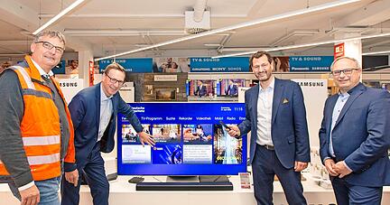 Freuen sich über den ersten DGN-Kunden mit Glasfaser: (v.l.) Peter Raue, Thomas Csaszar, Wolfram Thielen und Andreas Schumm.
Foto: Lina Bihr