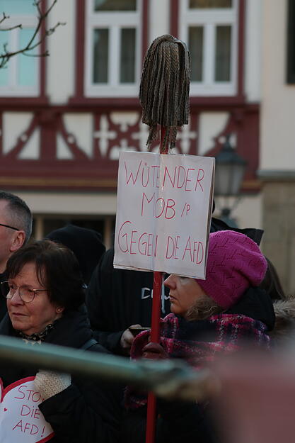 Etwa 1500 bis 2000 Menschen sind zur Demo nach Öhringen gekommen, schätzt die Polizei. Die Redner kamen von Parteien und aus anderen gesellschaftlichen Gruppen. Etwa 1500 bis 2000 Menschen sind zur Demo nach Öhringen gekommen, schätzt die Polizei. Die Redner kamen von Parteien und aus anderen gesellschaftlichen Gruppen.