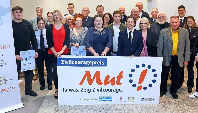 Die Preisträgerinnen und Preisträger des Zivilcouragepreises 2024 wurden für ihren beherzten Einsatz ausgezeichnet Die Preisträgerinnen und Preisträger des Zivilcouragepreises 2024 wurden für ihren beherzten Einsatz ausgezeichnet