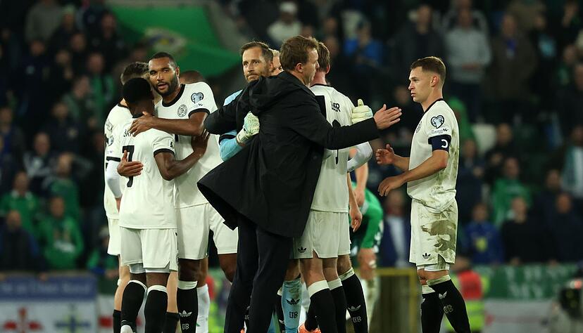 Bundestrainer Julian Nagelsmann gratuliert seinen Spielern nach dem Schlusspfiff auf dem Platz. Bundestrainer Julian Nagelsmann gratuliert seinen Spielern nach dem Schlusspfiff auf dem Platz.