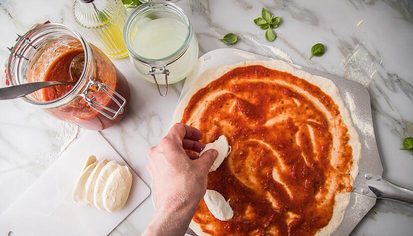 Für eine Pizza kann man «Tipo 00» verwenden - eine italienische Mehltype aus Weizen mit guten Klebereigenschaften für lockeren Teig. Für eine Pizza kann man «Tipo 00» verwenden - eine italienische Mehltype aus Weizen mit guten Klebereigenschaften für lockeren Teig.