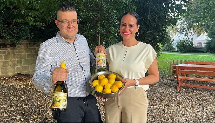 Carmelo und Cristina Milici vom Il Carrettiere in Gemmingen mit ihrem selbstgemachten Limoncello. Der Likör wird aus echten Sizialianischen Zitronen hergestellt: in Milicis Manufaktur im Heilbronner Land.Foto: Plapp-Schirmer, Ulrike Carmelo und Cristina Milici vom Il Carrettiere in Gemmingen mit ihrem selbstgemachten Limoncello. Der Likör wird aus echten Sizialianischen Zitronen hergestellt: in Milicis Manufaktur im Heilbronner Land.Foto: Plapp-Schirmer, Ulrike