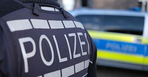 Ein Schulbus hat eine Grundschülerin im Kreis Rastatt auf dem Nachhauseweg überfahren. Die Polizei ermittelt zu den Hintergründen.