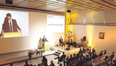 „Ihren Stolz und Optimismus von heute brauchen Sie auch im Berufsleben.“
Festredner Bernhard Lasotta „Ihren Stolz und Optimismus von heute brauchen Sie auch im Berufsleben.“
Festredner Bernhard Lasotta