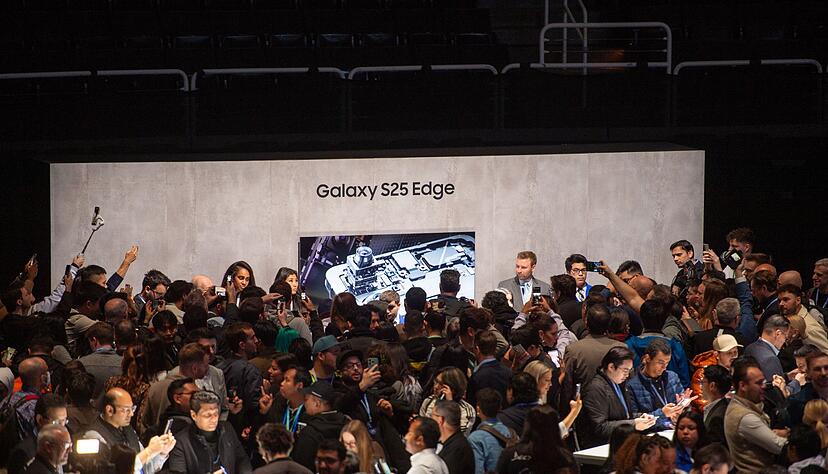 Überraschung! Ein neues Galaxy Edge? Vor einem Stand mit mehreren ausgestellten Gerätemodellen gab es das größte Gedränge.