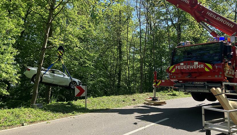 Die Feuerwehr Heilbronn war mit einem Kranwagen im Einsatz, um das verunglückte Fahrzeug aus dem Böschungsbereich zu bergen. Die Feuerwehr Heilbronn war mit einem Kranwagen im Einsatz, um das verunglückte Fahrzeug aus dem Böschungsbereich zu bergen.
