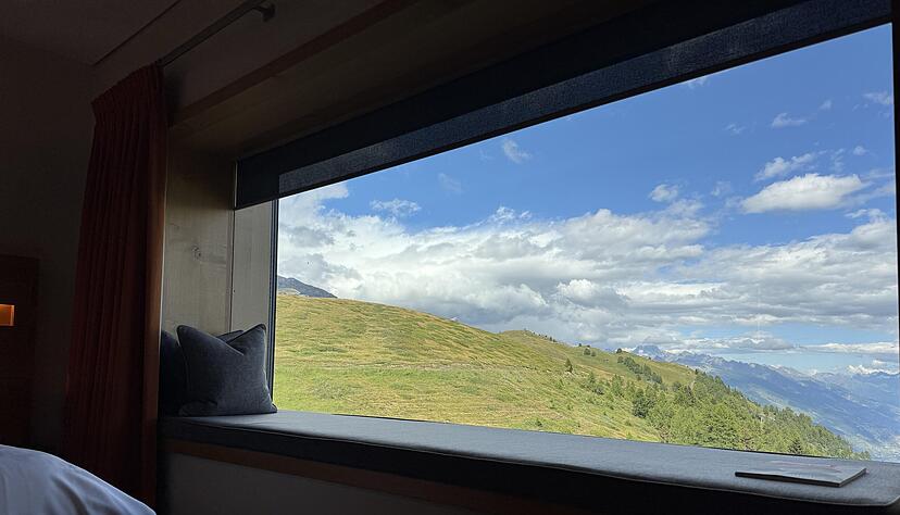 Die Berge sind der Star im Hotel Chetzeron oberhalb von Crans-Montana. In jedem der 16 Zimmer bietet eine große Fensterfront einen Blick auf die Schweizer Alpen. Die Berge sind der Star im Hotel Chetzeron oberhalb von Crans-Montana. In jedem der 16 Zimmer bietet eine große Fensterfront einen Blick auf die Schweizer Alpen.