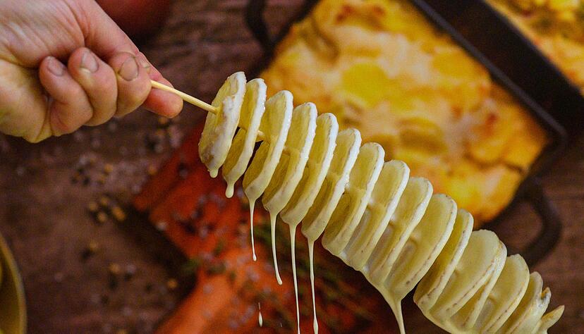 Die Kartoffeltornados nehmen ein kurzes Bad in einer Tempura-Teigmischung, bevor sie bei 170 Grad frittiert werden.