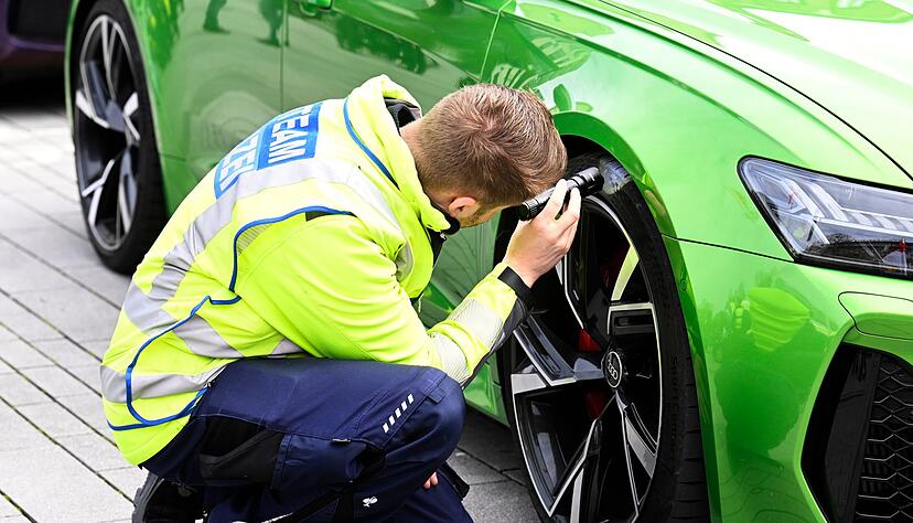 Kontrollen gab es am Freitag auch in Düsseldorf auf der Königsallee. Kontrollen gab es am Freitag auch in Düsseldorf auf der Königsallee.