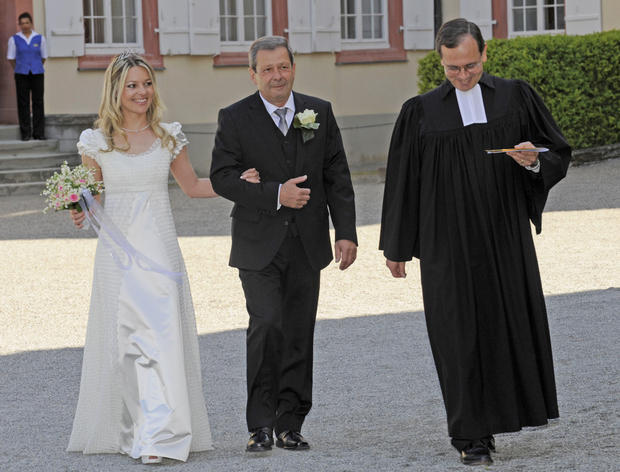 Die zuk&uuml;nftige Gr&auml;fin Sandra Bernadotte, geborene Angerer, links, wird von ihrem Vater Hans Angerer, Mitte, und Dekan Dieter Schunck zum Traualtar geleitet.