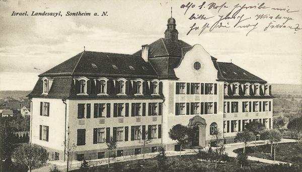 Zusammengestellt von Archiv und Dokumentation der Heilbronner Stimme 

1907: Hermann-Wolf-Stra&szlig;e 31. In sechs Doppelzimmern und zwanzig Einzelzimmern finden 32 Frauen und M&auml;nner ihr Zuhause. Wilhelmsruhe nennt der israelitische Landesasyl-und Unterst&uuml;tzungsverein das neue j&uuml;dische Altenheim oberhalb von Sontheim. Nach der Erweiterung 1932 bis Mitte der 30er Jahre leben bis zu 150 &auml;ltere j&uuml;dische Menschen in dem Altenheim. W&auml;hrend des
Dritten Reiches wurden die meisten Bewohner deportiert und umgebracht.