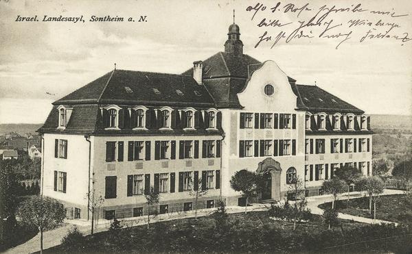 Zusammengestellt von Archiv und Dokumentation der Heilbronner Stimme 

1907: Hermann-Wolf-Stra&szlig;e 31. In sechs Doppelzimmern und zwanzig Einzelzimmern finden 32 Frauen und M&auml;nner ihr Zuhause. Wilhelmsruhe nennt der israelitische Landesasyl-und Unterst&uuml;tzungsverein das neue j&uuml;dische Altenheim oberhalb von Sontheim. Nach der Erweiterung 1932 bis Mitte der 30er Jahre leben bis zu 150 &auml;ltere j&uuml;dische Menschen in dem Altenheim. W&auml;hrend des
Dritten Reiches wurden die meisten Bewohner deportiert und umgebracht.