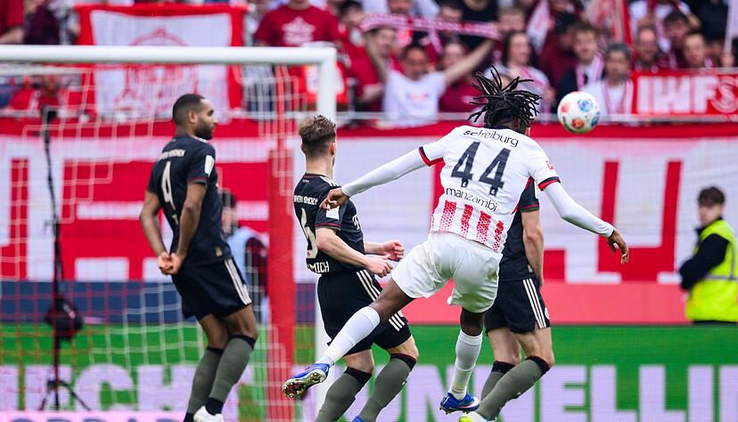 Schuss ins Gl&uuml;ck: Freiburgs Johan Manzambi trifft zum 1:0.