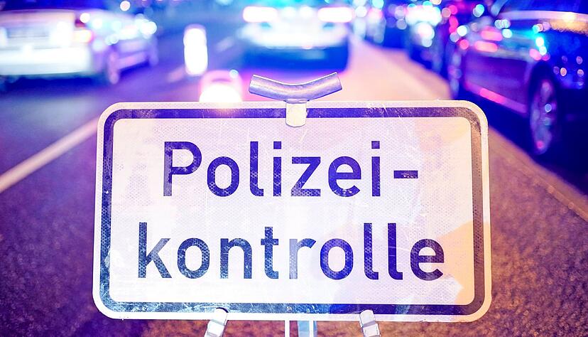 Außerhalb von Schwerpunktkontrollen wie auf diesem Symbolbild braucht die Polizei im Normalfall einen Grund, um einen Verkehrsteilnehmer anzuhalten und zu kontrollieren.
Foto: dpa