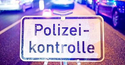 Außerhalb von Schwerpunktkontrollen wie auf diesem Symbolbild braucht die Polizei im Normalfall einen Grund, um einen Verkehrsteilnehmer anzuhalten und zu kontrollieren.
Foto: dpa