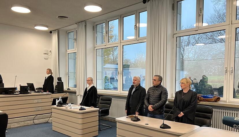 Staatsanwältin Kristina Dirnberger (Zweite von links) bei Verhandlungsbeginn in Ingolstadt.