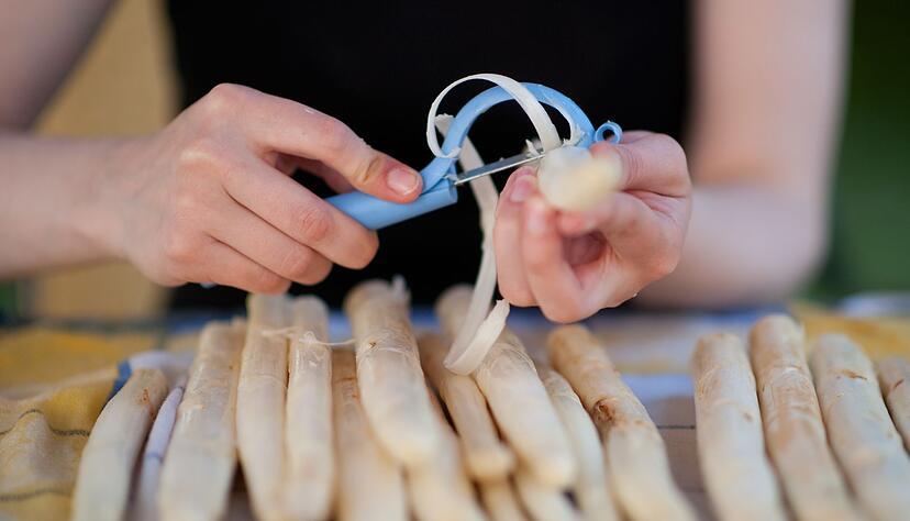 Um nichts vom wei&szlig;en Gold zu vergeuden, Spargel nicht zu viel sch&auml;len: Es muss nicht direkt hinter dem Kopf angesetzt werden. Es reicht, nach dem oberen Dritteln anzufangen.