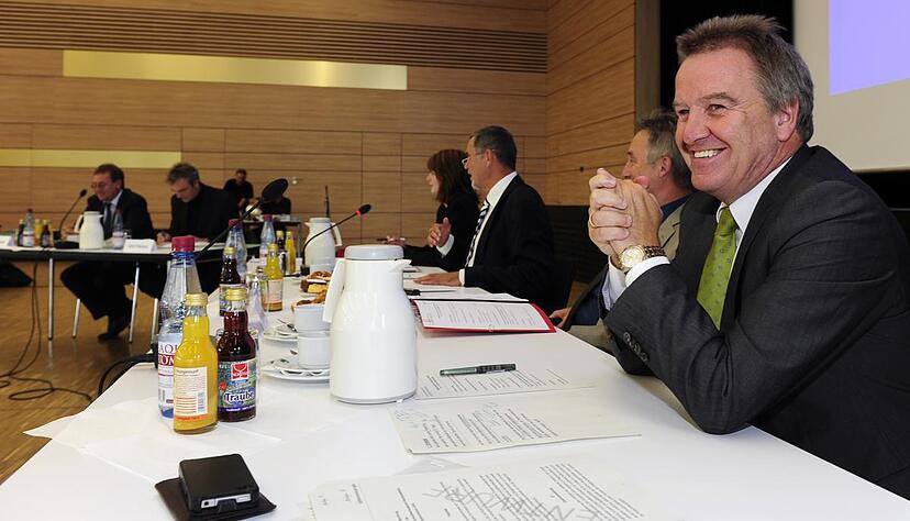 Grünen-Umweltminister Franz Untersteller (rechts) war 2012 zur ersten Sitzung der Kommission nach Neckarwestheim gekommen.
Foto: Archiv/Berger Grünen-Umweltminister Franz Untersteller (rechts) war 2012 zur ersten Sitzung der Kommission nach Neckarwestheim gekommen.
Foto: Archiv/Berger