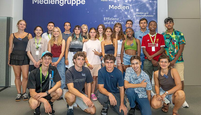 Jugendliche aus aller Welt waren zu Besuch bei der Heilbronner Stimme. Ganz rechts: Betreuerin Jaro Wolf.