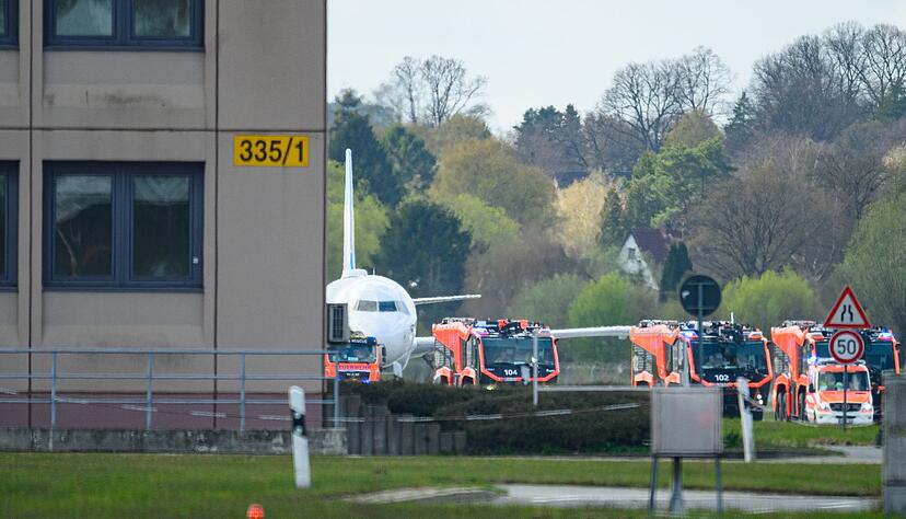 Die Landung sei sicher verlaufen, teilte eine Sprecherin des Hamburger Airports auf Anfrage mit.
