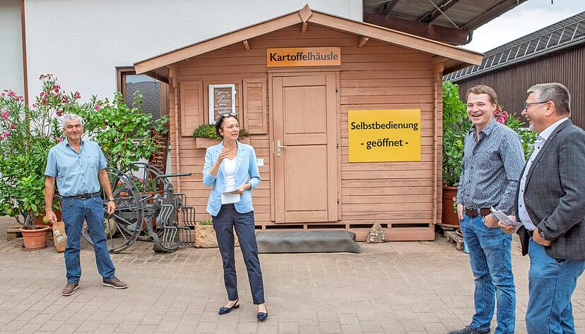 Regierungspräsidentin Susanne Bay bei Landwirt Albrecht Rieß (links) und dessen Sohn Adrian in Lauffen. Die frühere Landtagsabgeordnete der Grünen setzt darauf, dass die Kunden verstärkt auf regionale Produkte zugreifen.
Foto: Melchert Regierungspräsidentin Susanne Bay bei Landwirt Albrecht Rieß (links) und dessen Sohn Adrian in Lauffen. Die frühere Landtagsabgeordnete der Grünen setzt darauf, dass die Kunden verstärkt auf regionale Produkte zugreifen.
Foto: Melchert