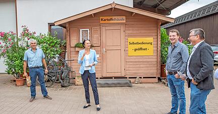 Regierungspr&auml;sidentin Susanne Bay bei Landwirt Albrecht Rie&szlig; (links) und dessen Sohn Adrian in Lauffen. Die fr&uuml;here Landtagsabgeordnete der Gr&uuml;nen setzt darauf, dass die Kunden verst&auml;rkt auf regionale Produkte zugreifen.
Foto: Melchert