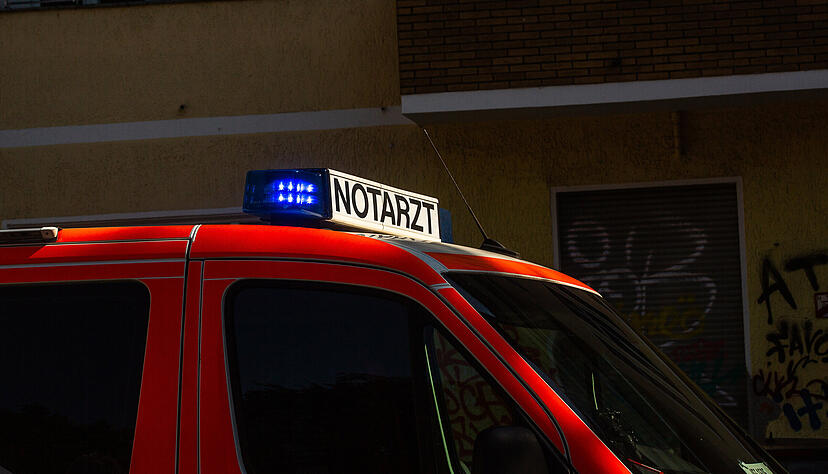 Ein Rettungswagen steht an einem Einsatzort. In Unterm&uuml;nkheim ist eine Person nach einem Verkehrsunfall verstorben.