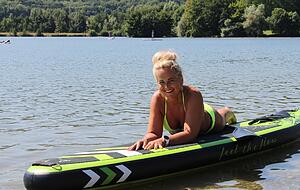 Sylvia Hohagen auf ihrem Stand Up Paddle.