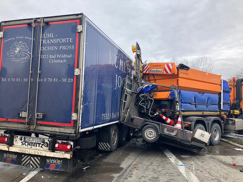 Der Fahrer des Lastwagens wurde verletzt und in ein Krankenhaus gebracht. Der Fahrer des Lastwagens wurde verletzt und in ein Krankenhaus gebracht.