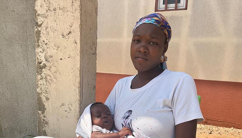 Die alleinstehende Mutter Madalena Zongo kann ihren einen Monat alten Sohn Gabriel nicht registrieren lassen, da sie selbst keine Geburtsurkunde besitzt. Dem Kind sind damit viele Zukunftsperspektiven verbaut. Die alleinstehende Mutter Madalena Zongo kann ihren einen Monat alten Sohn Gabriel nicht registrieren lassen, da sie selbst keine Geburtsurkunde besitzt. Dem Kind sind damit viele Zukunftsperspektiven verbaut.