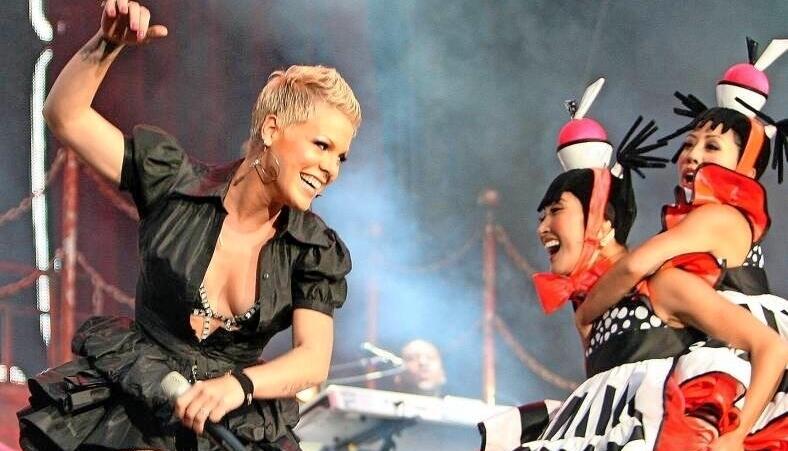 2010 erleben 24 000 Besucher Pink beim Open-Air-Konzert im Frankenstadion.