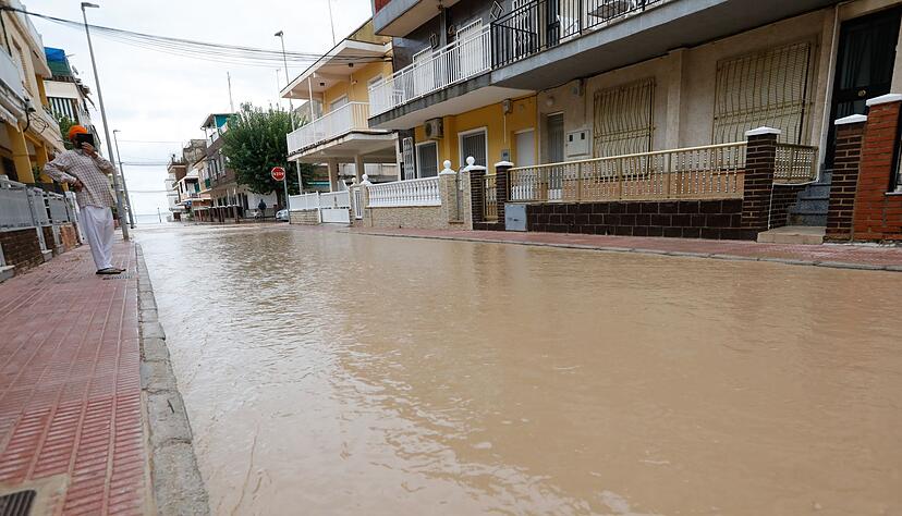 Zahlreiche Stra&szlig;en sind in S&uuml;dostspanien bei schweren Regenf&auml;llen &uuml;berschwemmt worden.