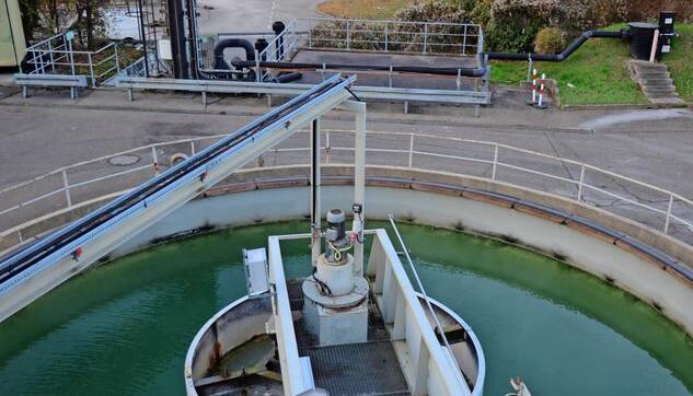 Das Absetzbecken: Hier wird das Abwasser gereinigt. Zahlreiche Substanzen werden mithilfe von Flockungsmitteln hier "ausgef&auml;llt". Das im Wasser gel&ouml;ste Trifluoracetat kann allerdings nicht mehr aus dem Wasser gefiltert werden.
Fotos: Christian Gleichauf