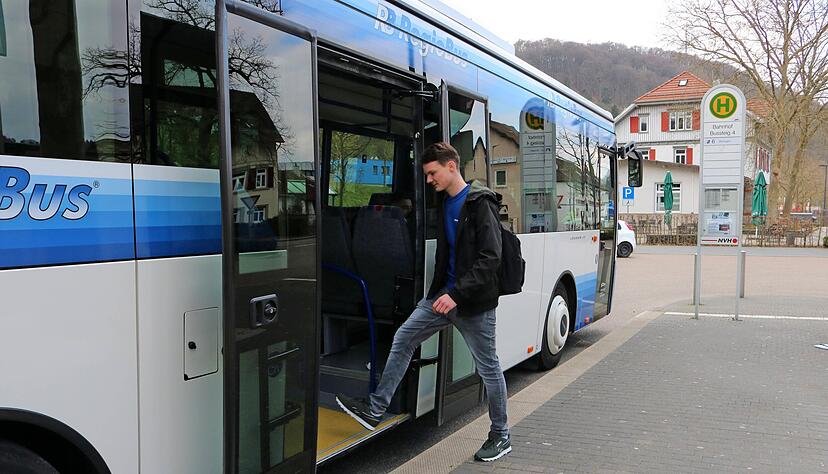 Bisher fahren nur zwei Buslinien täglich von früh morgens bis spät abends mindestens im Stundentakt: der Regiobus 7 und Regiobus 19 ab und nach Künzelsau. Foto: Reichert